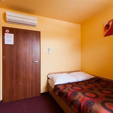Hotel Paola クトノ エクステリア 写真